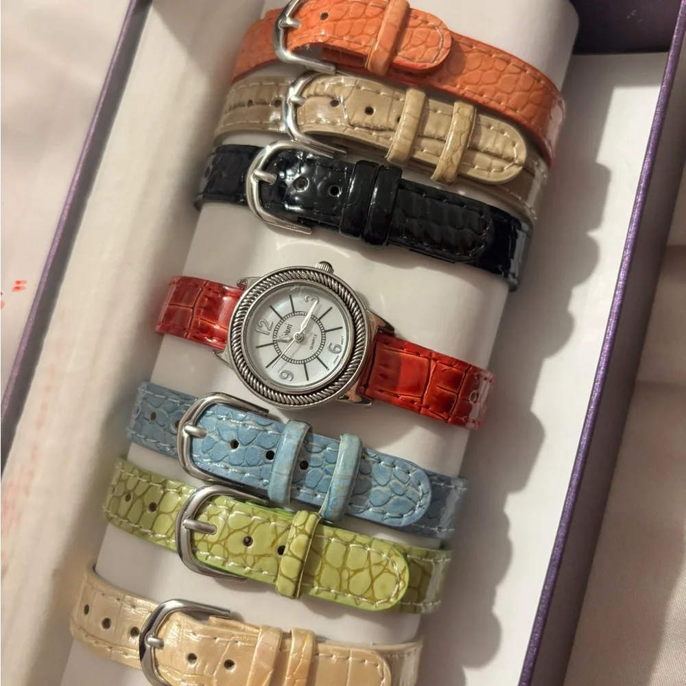Interchangeable Croc-Textured Watch with 7 different straps